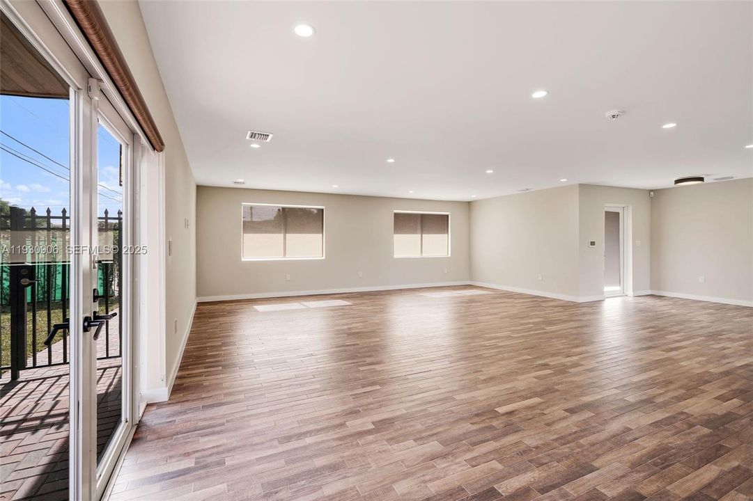 For Sale: $1,200,000 (3 beds, 3 baths, 1939 Square Feet)