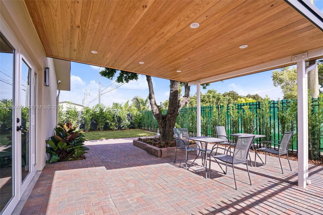 For Sale: $1,200,000 (3 beds, 3 baths, 1939 Square Feet)