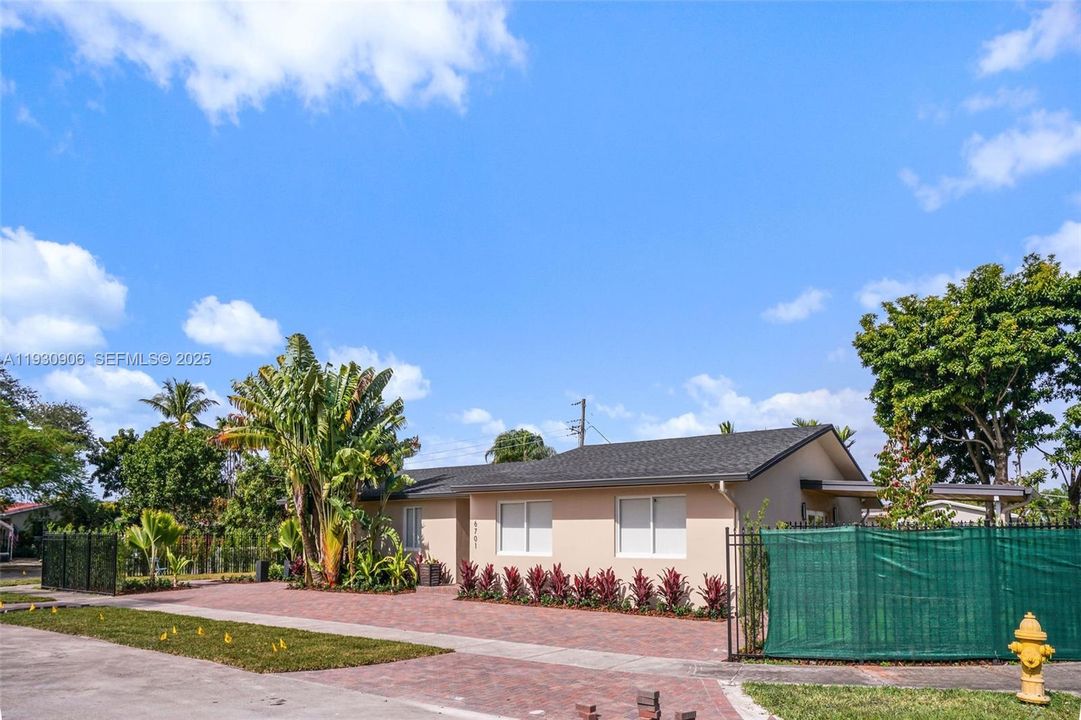 For Sale: $1,200,000 (3 beds, 3 baths, 1939 Square Feet)