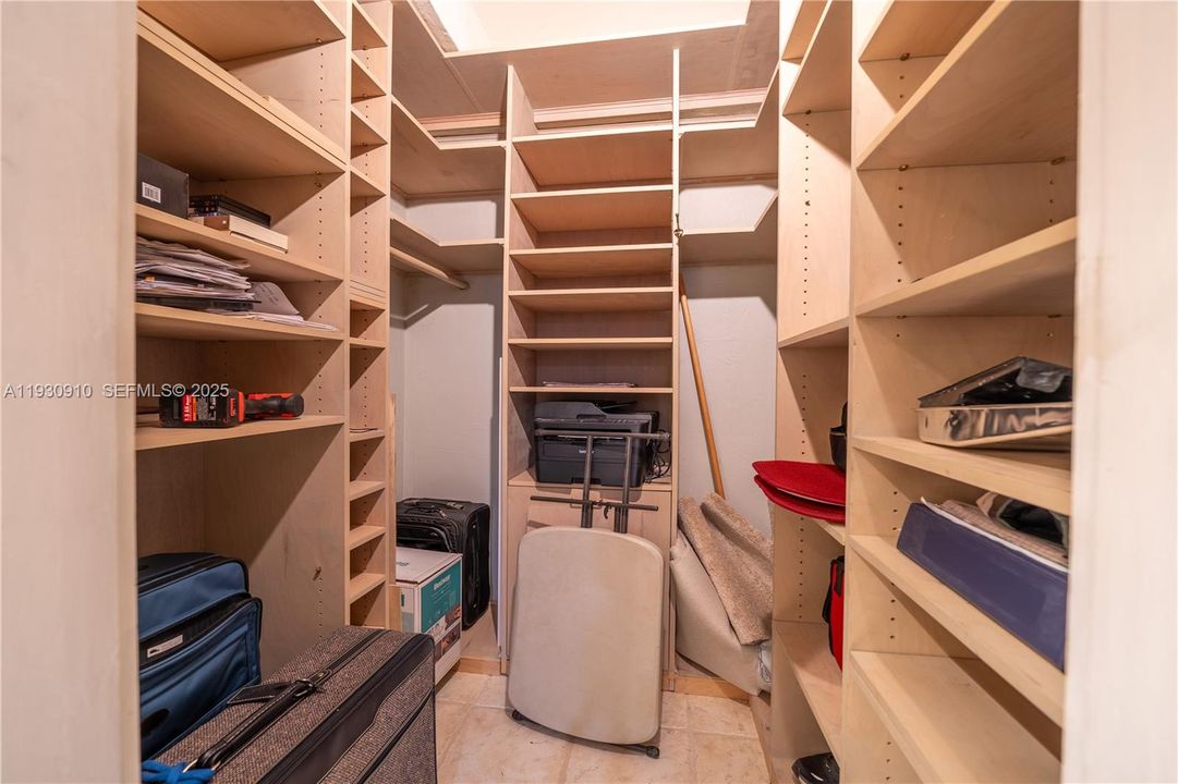 Walking closet with lots of storages