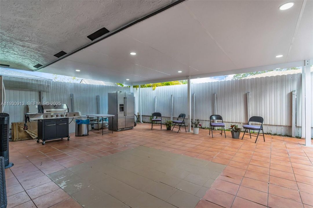 For Rent: $3,300 (3 beds, 2 baths, 1185 Square Feet)