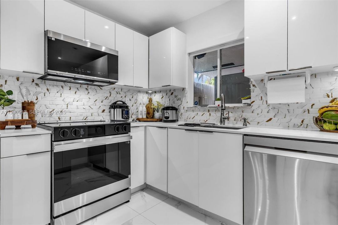 For Rent: $3,300 (3 beds, 2 baths, 1185 Square Feet)