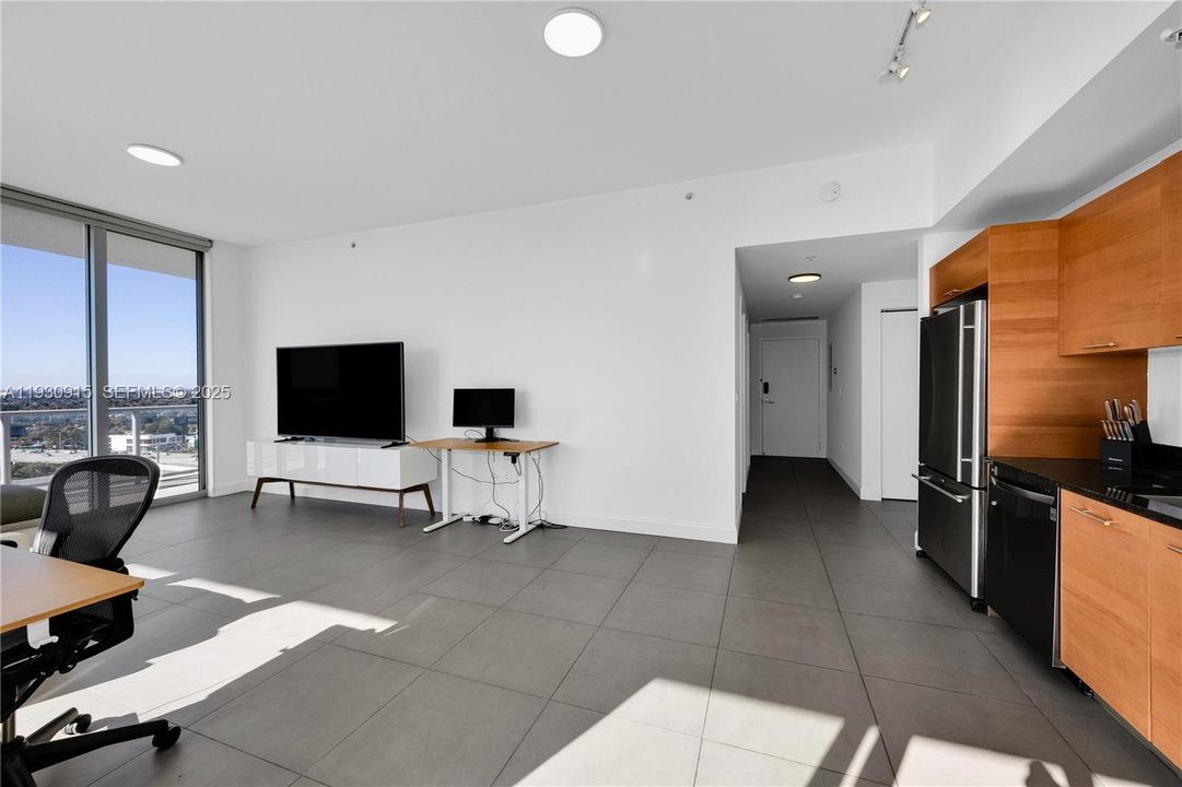 For Sale: $609,000 (2 beds, 2 baths, 964 Square Feet)