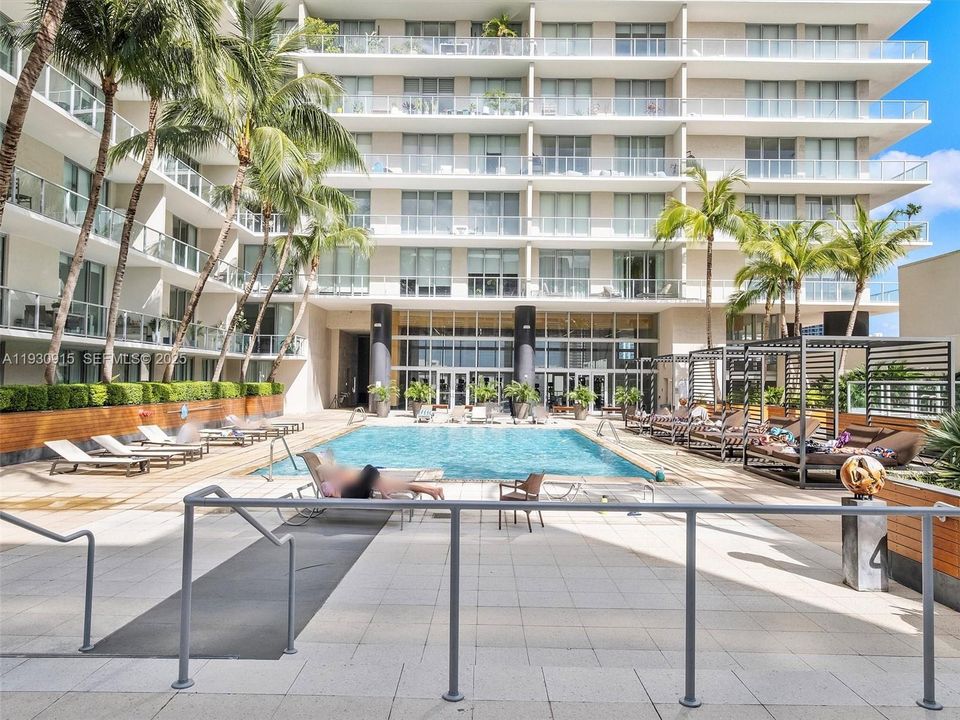 For Sale: $609,000 (2 beds, 2 baths, 964 Square Feet)