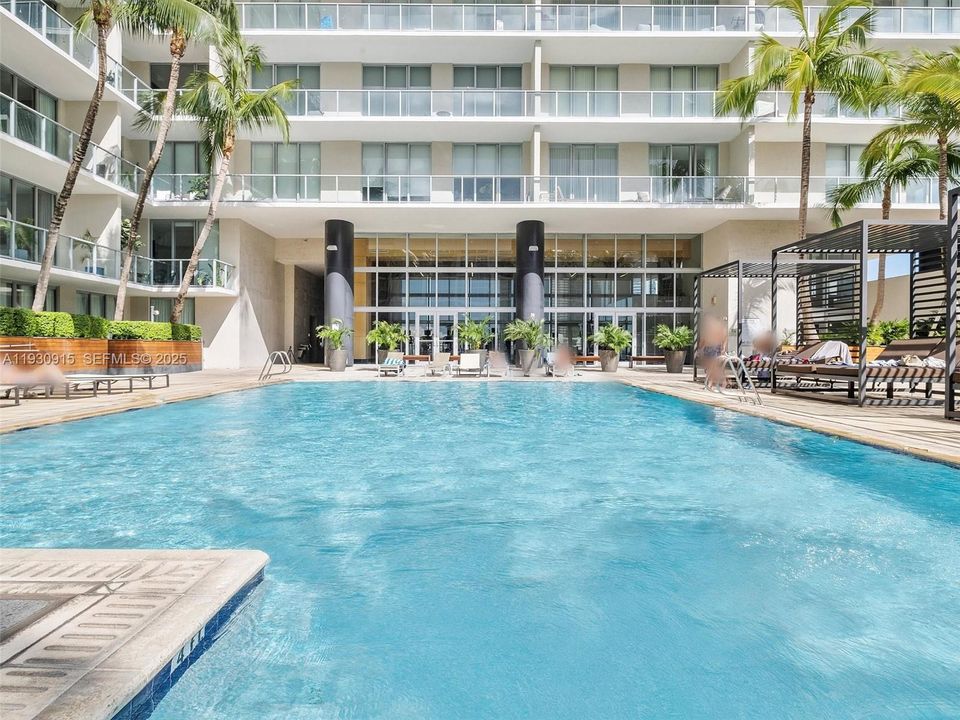 For Sale: $609,000 (2 beds, 2 baths, 964 Square Feet)