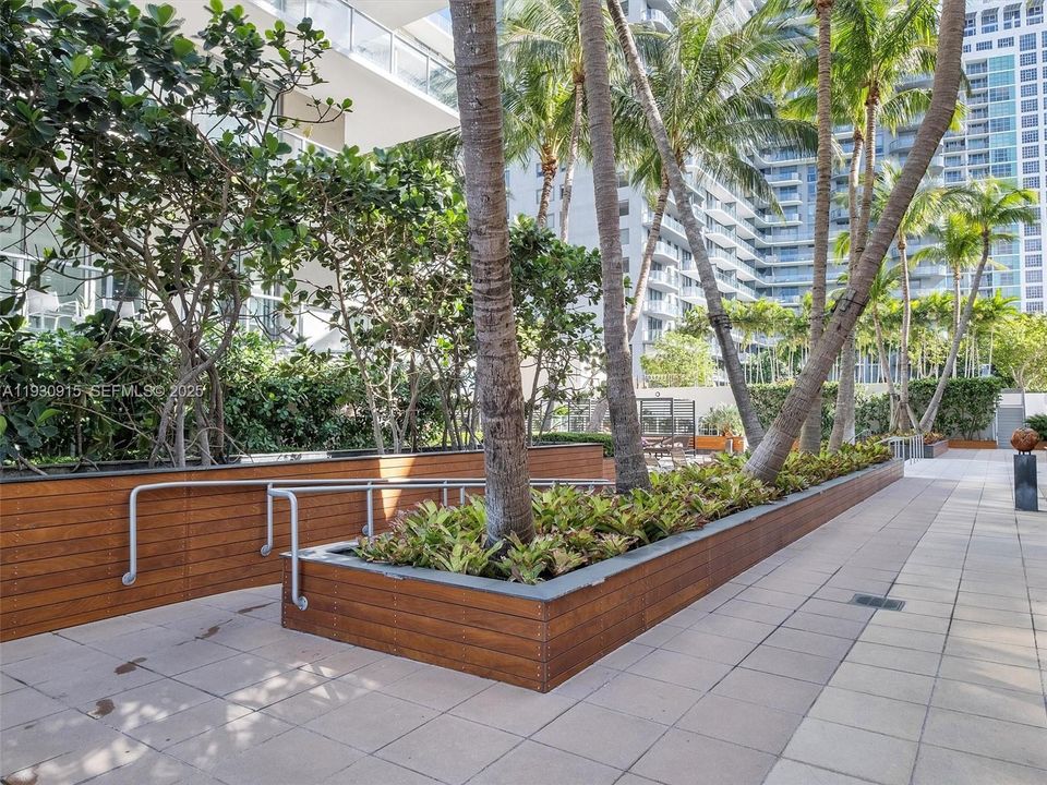 For Sale: $609,000 (2 beds, 2 baths, 964 Square Feet)