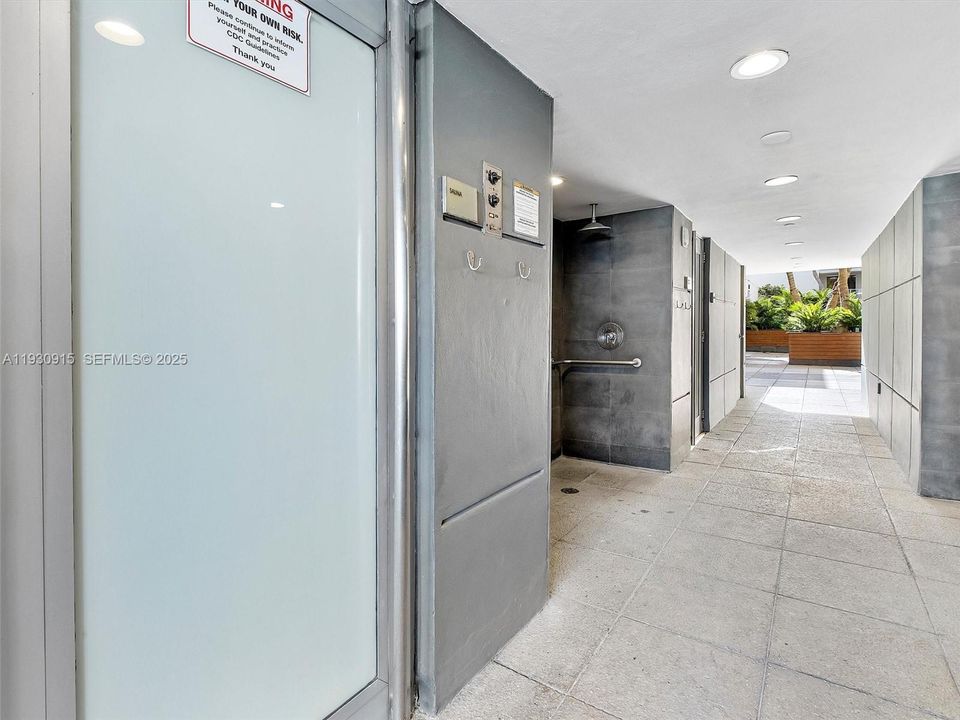 For Sale: $609,000 (2 beds, 2 baths, 964 Square Feet)