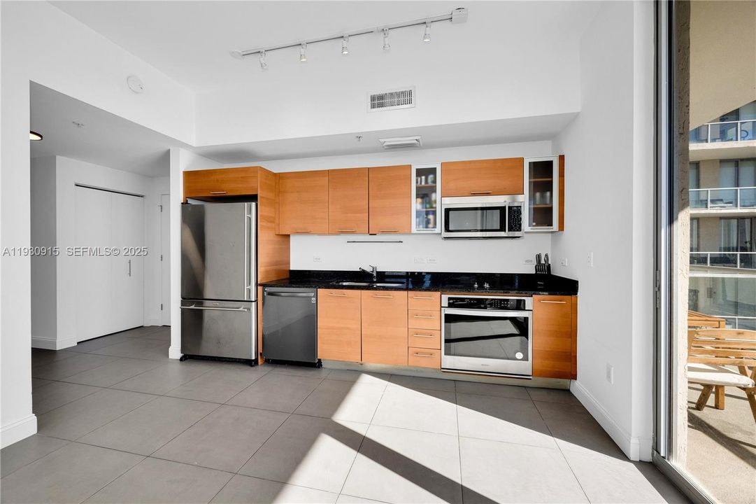For Sale: $609,000 (2 beds, 2 baths, 964 Square Feet)