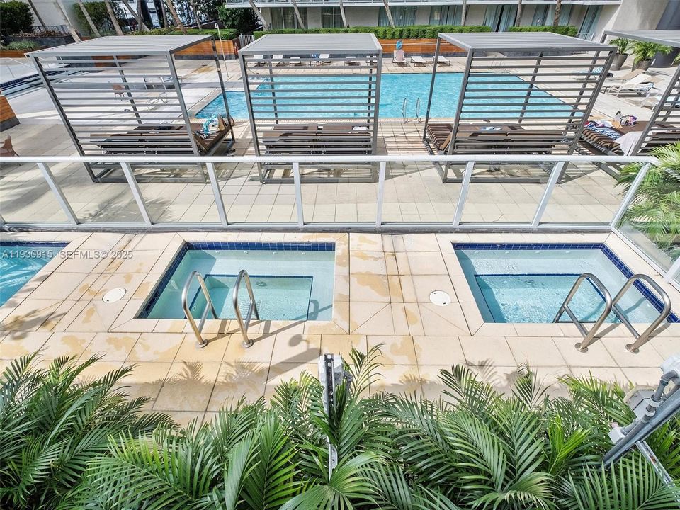 For Sale: $609,000 (2 beds, 2 baths, 964 Square Feet)