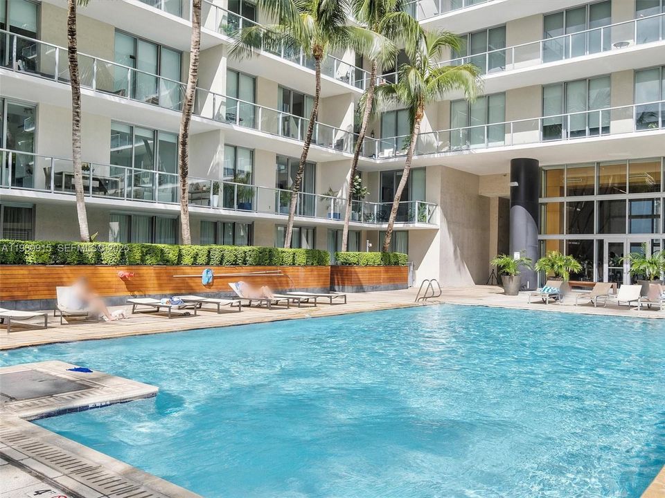 For Sale: $609,000 (2 beds, 2 baths, 964 Square Feet)