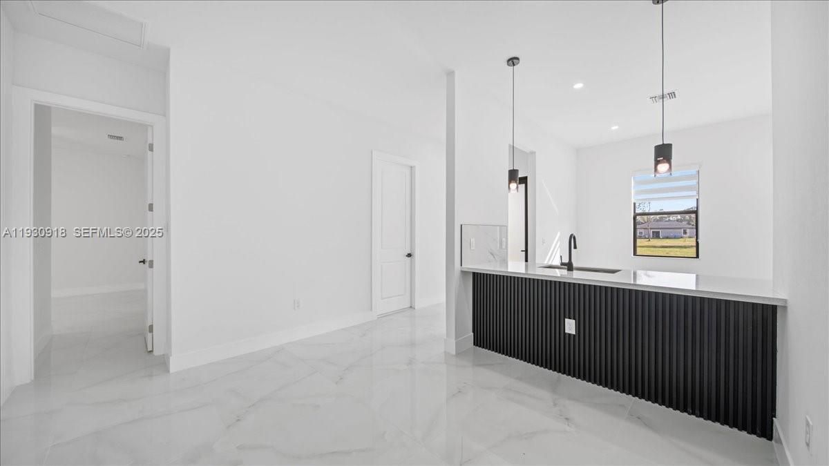 На продажу: $289,999 (3 спален, 2 ванн, 1270 Квадратных фут)