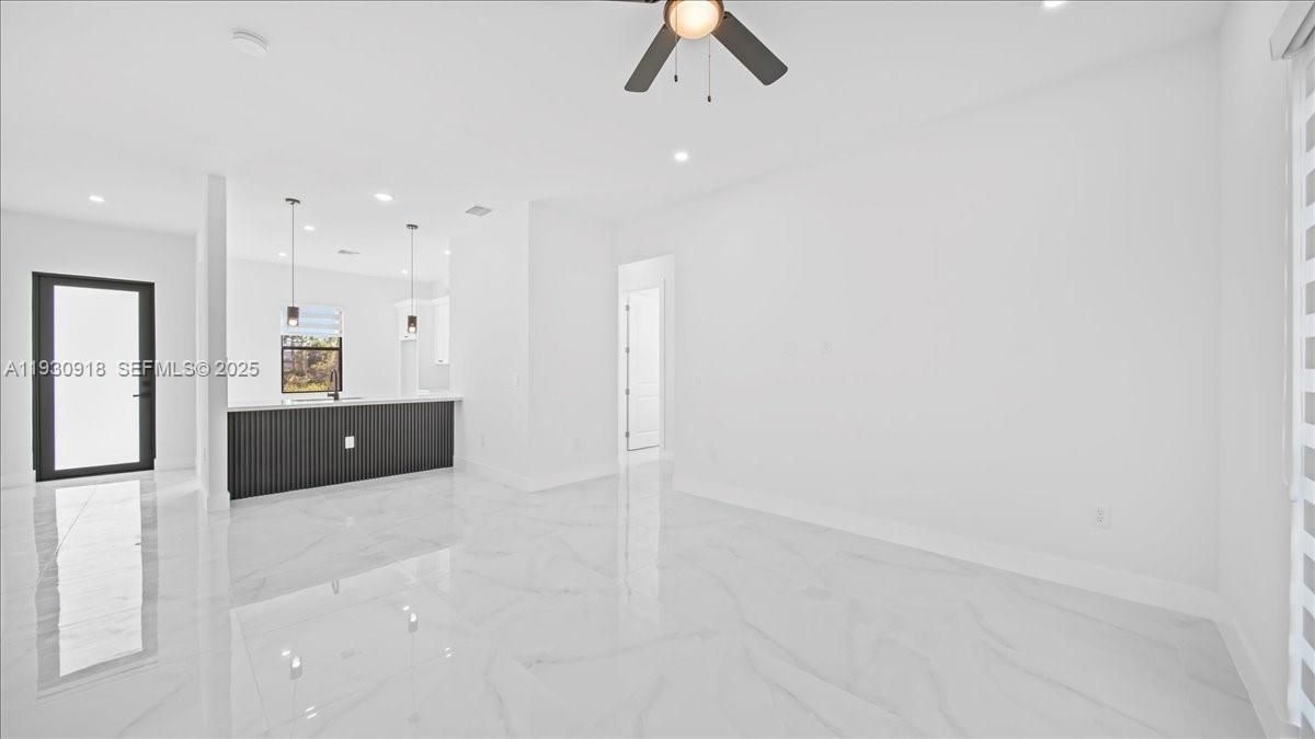 На продажу: $289,999 (3 спален, 2 ванн, 1270 Квадратных фут)