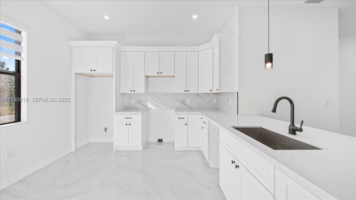 На продажу: $289,999 (3 спален, 2 ванн, 1270 Квадратных фут)