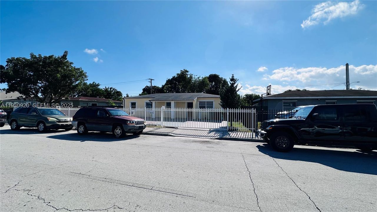 出租: $2,600 (3 贝兹, 2 浴室, 1272 平方英尺)