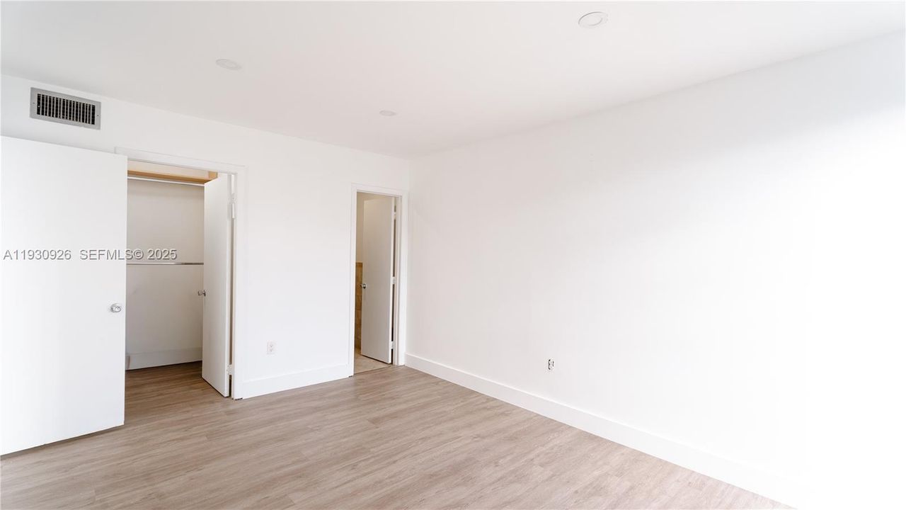 For Rent: $2,400 (2 beds, 1 baths, 807 Square Feet)