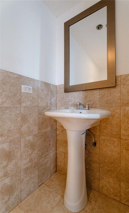 For Rent: $2,400 (2 beds, 1 baths, 807 Square Feet)