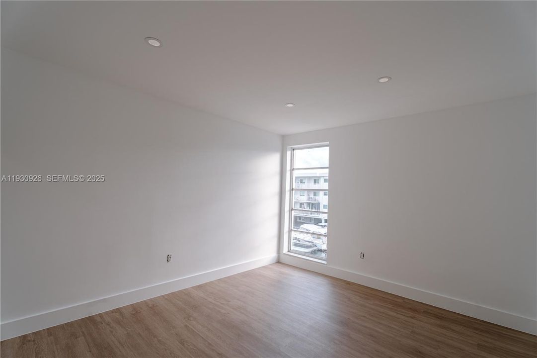 For Rent: $2,400 (2 beds, 1 baths, 807 Square Feet)