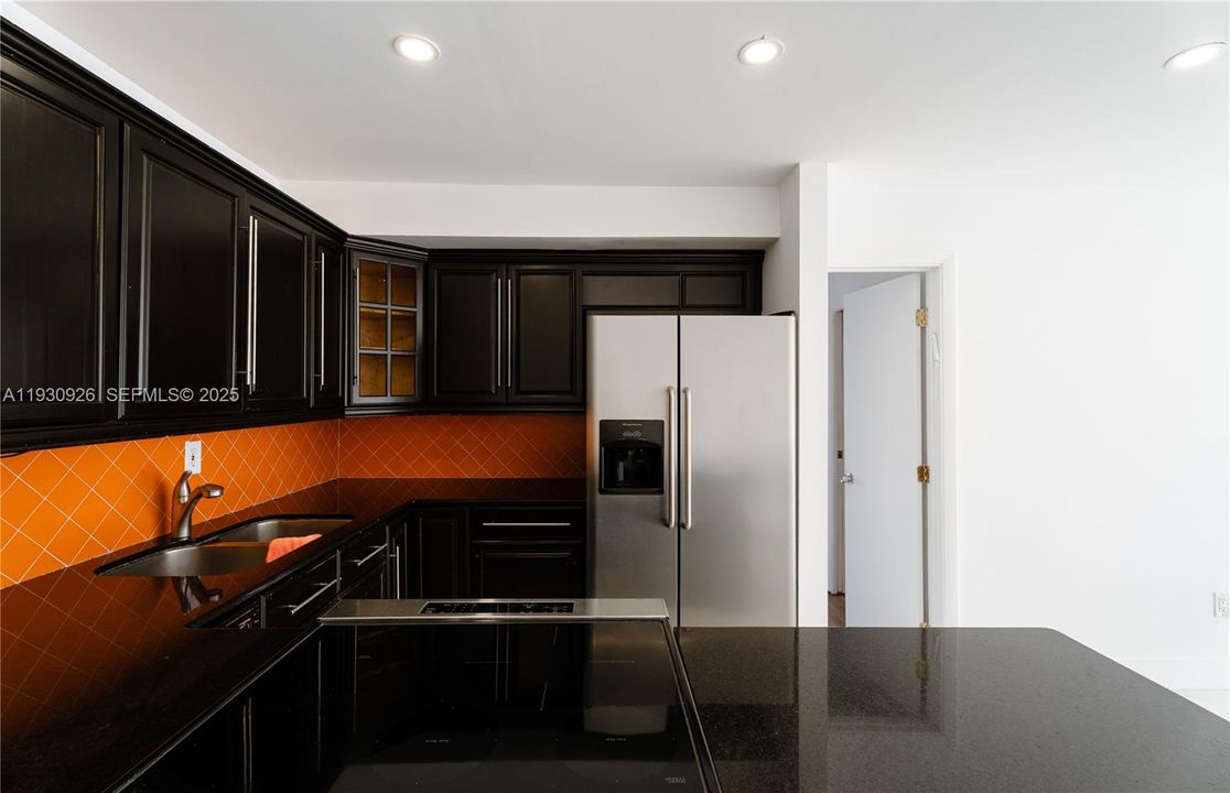 For Rent: $2,400 (2 beds, 1 baths, 807 Square Feet)