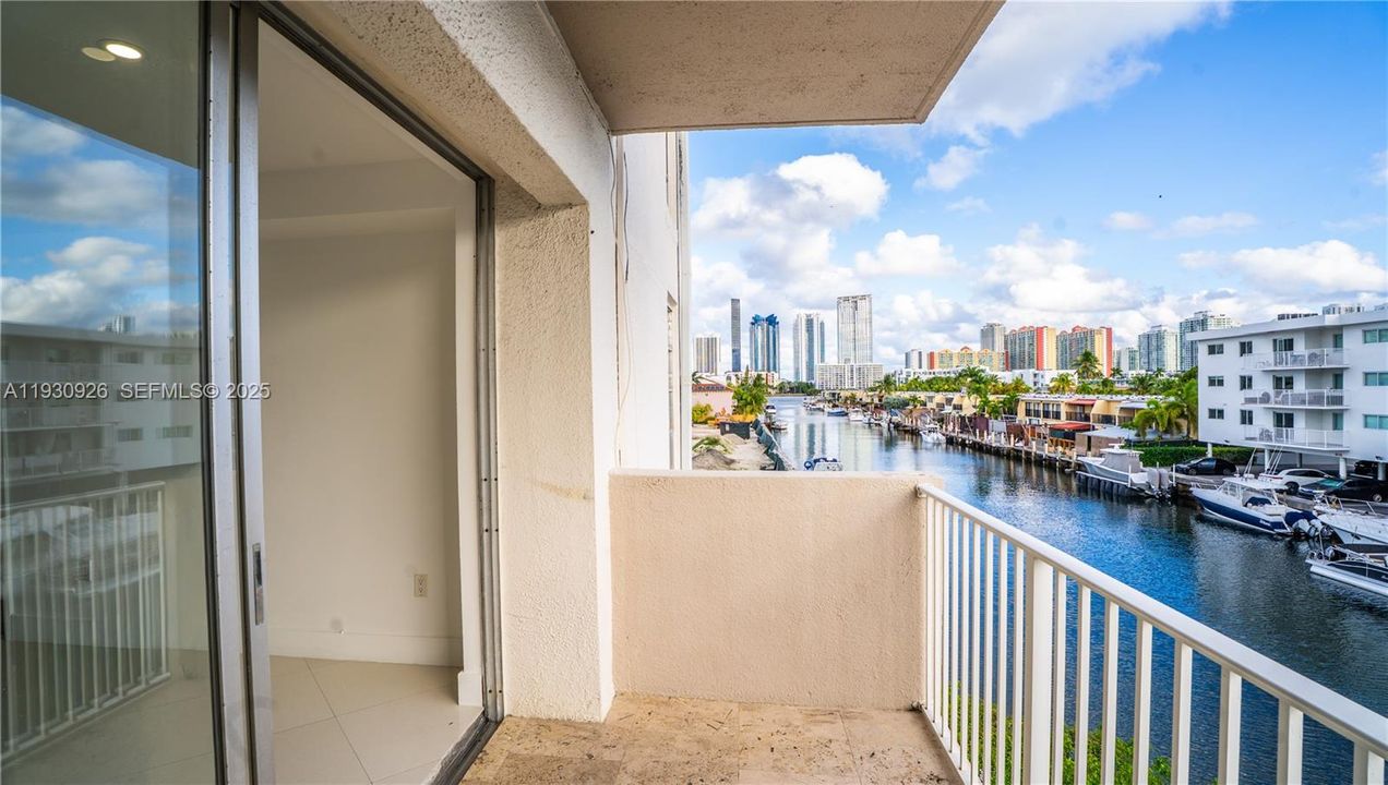 For Rent: $2,400 (2 beds, 1 baths, 807 Square Feet)