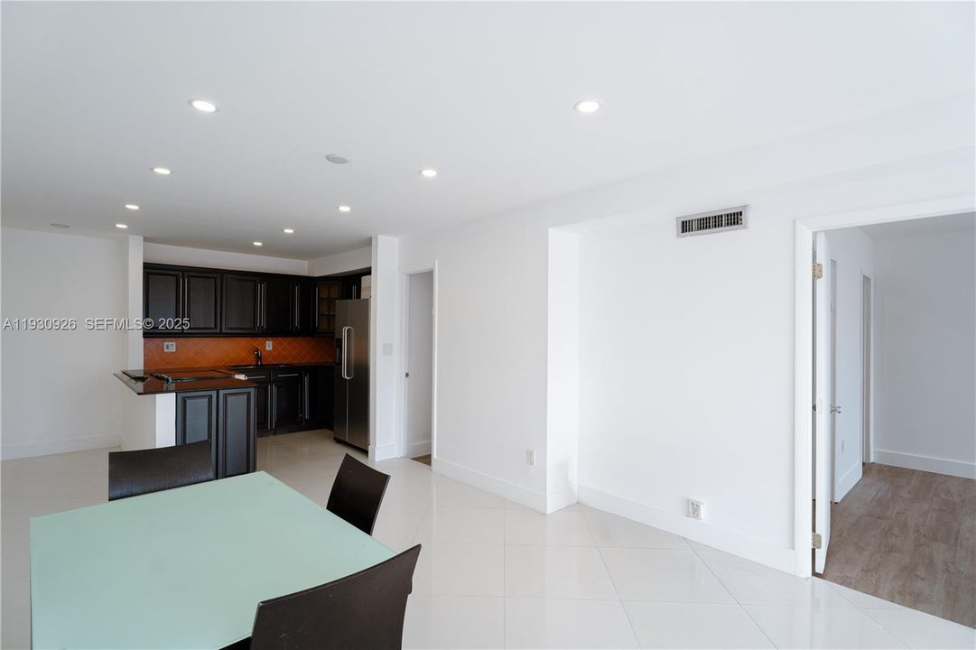 For Rent: $2,400 (2 beds, 1 baths, 807 Square Feet)