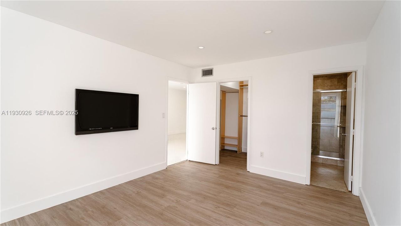 For Rent: $2,400 (2 beds, 1 baths, 807 Square Feet)