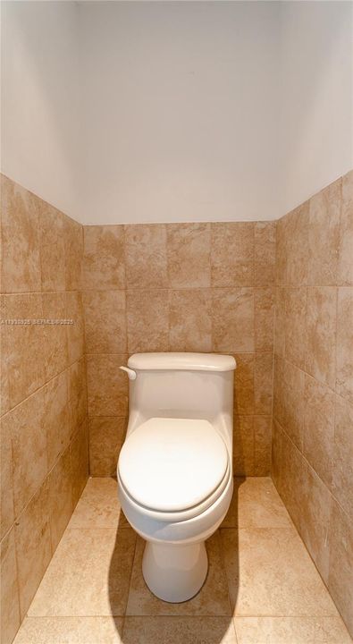 For Rent: $2,400 (2 beds, 1 baths, 807 Square Feet)