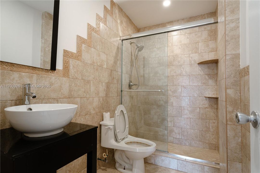 For Rent: $2,400 (2 beds, 1 baths, 807 Square Feet)