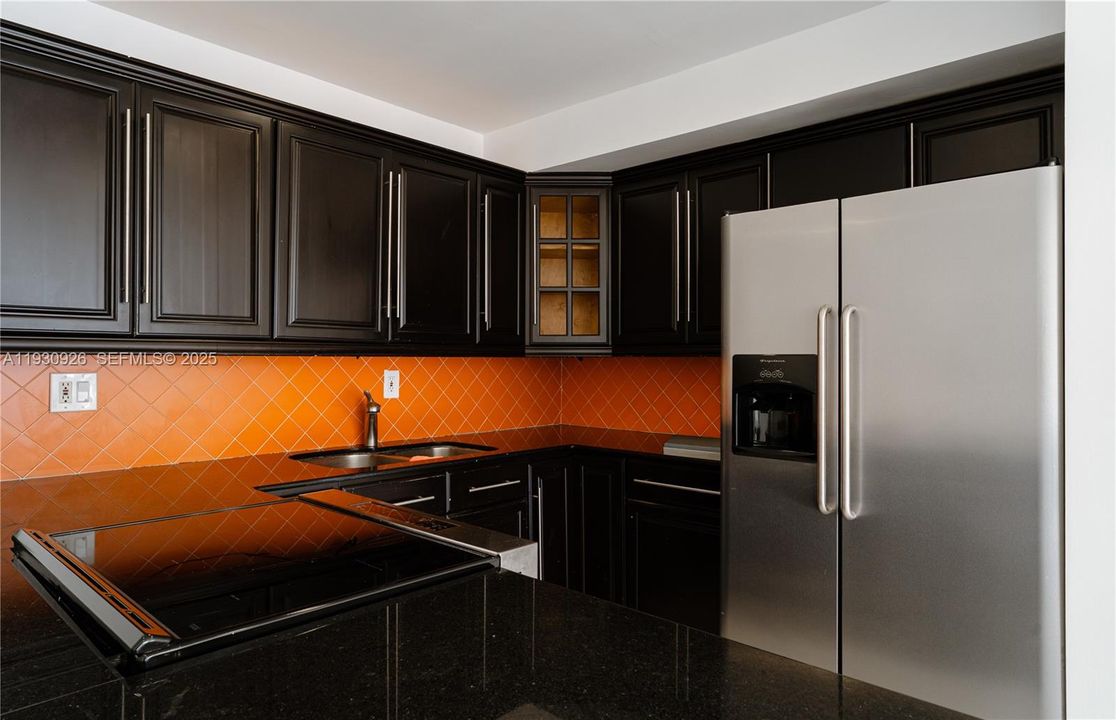 For Rent: $2,400 (2 beds, 1 baths, 807 Square Feet)