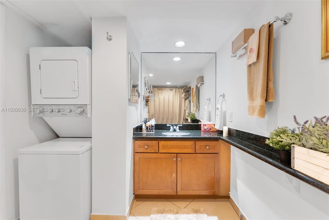 Master Bath w washer/dryer