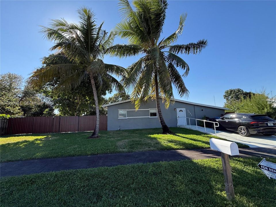 En Renta: $4,500 (4 camas, 3 baños, 1460 Pies cuadrados)