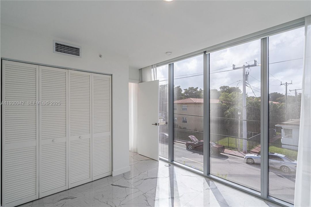 出租: $3,250 (2 贝兹, 2 浴室, 928 平方英尺)