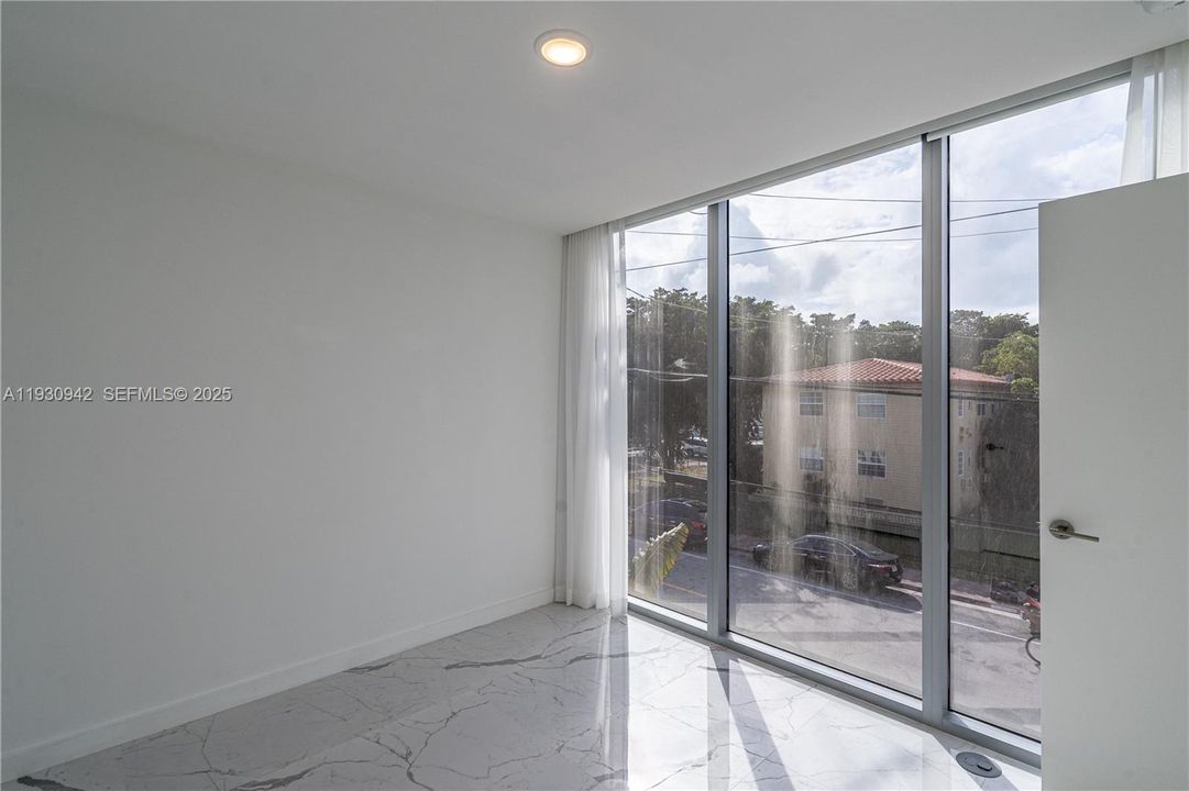 出租: $3,250 (2 贝兹, 2 浴室, 928 平方英尺)