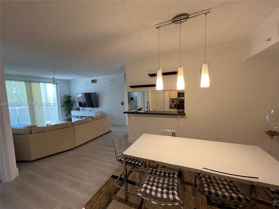 出租: $3,750 (3 贝兹, 2 浴室, 1264 平方英尺)