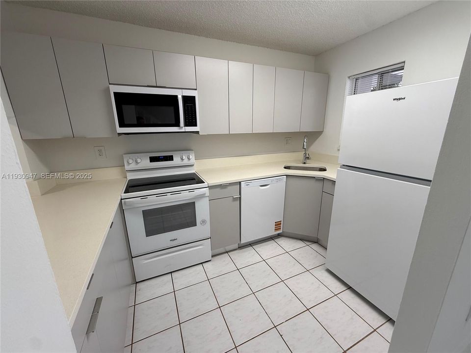 For Rent: $2,300 (2 beds, 1 baths, 1024 Square Feet)