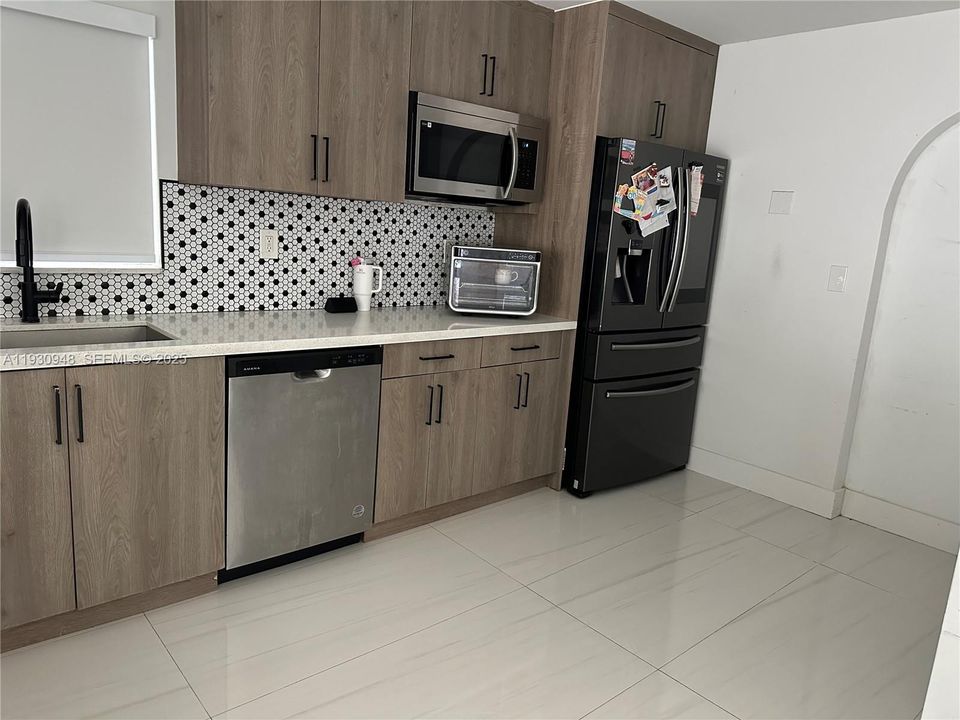 For Rent: $3,700 (5 beds, 2 baths, 2054 Square Feet)