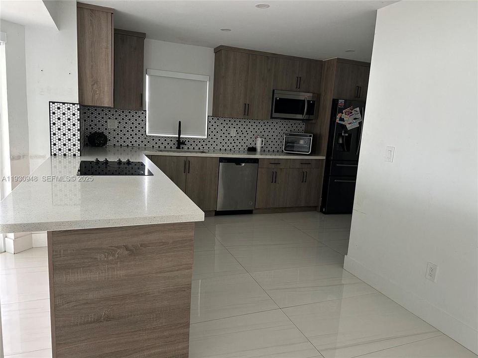 For Rent: $3,700 (5 beds, 2 baths, 2054 Square Feet)