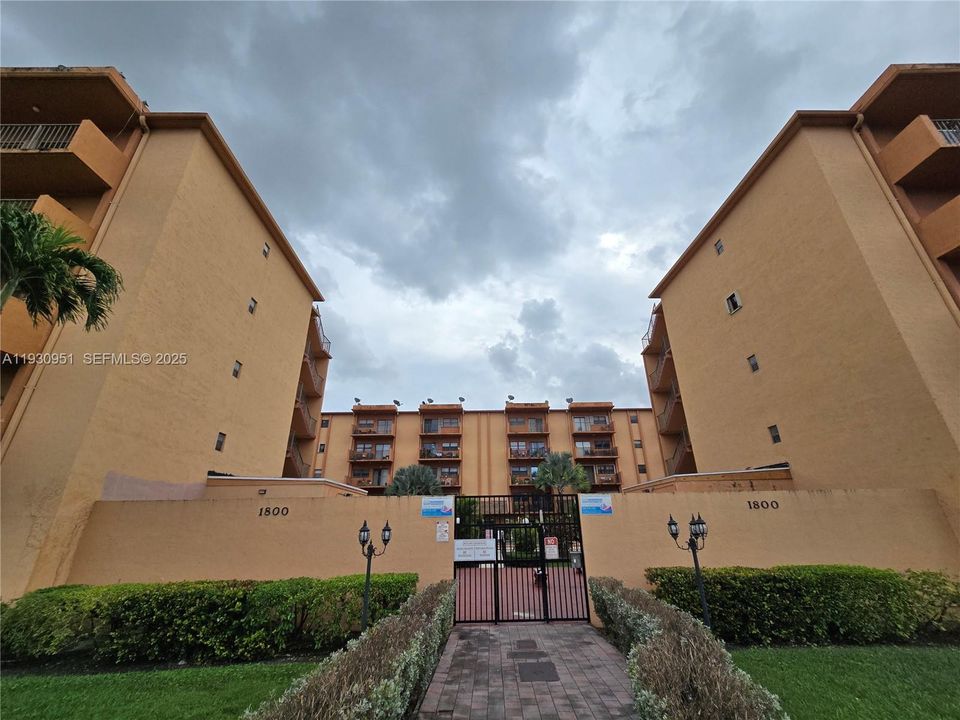 For Rent: $2,950 (3 beds, 2 baths, 1296 Square Feet)