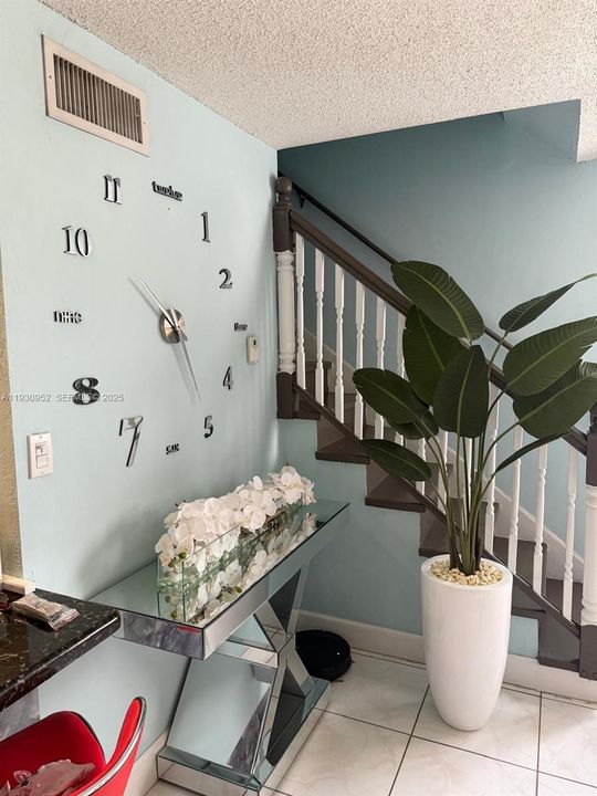 For Rent: $2,200 (2 beds, 1 baths, 955 Square Feet)