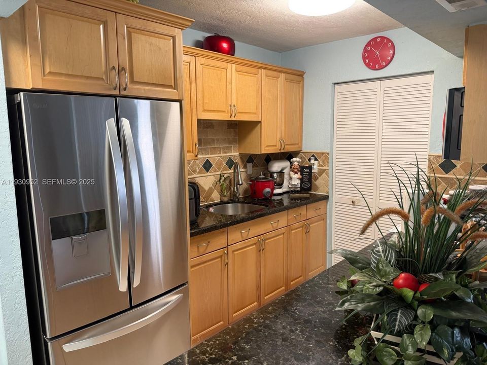 For Rent: $2,200 (2 beds, 1 baths, 955 Square Feet)