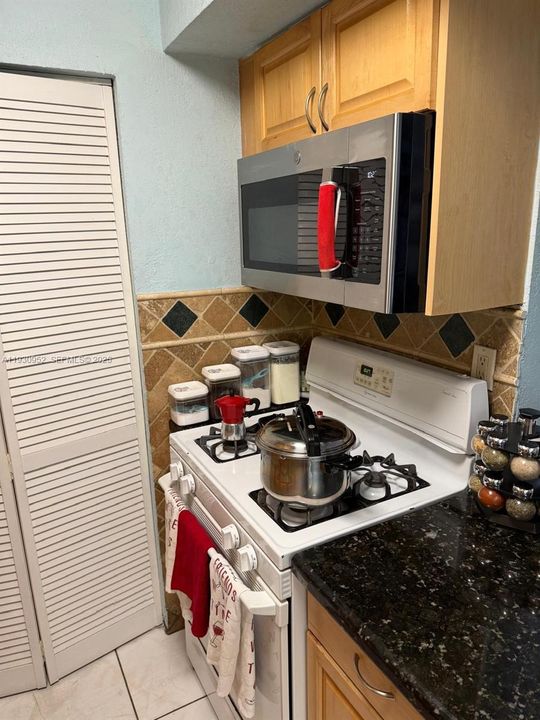 For Rent: $2,200 (2 beds, 1 baths, 955 Square Feet)