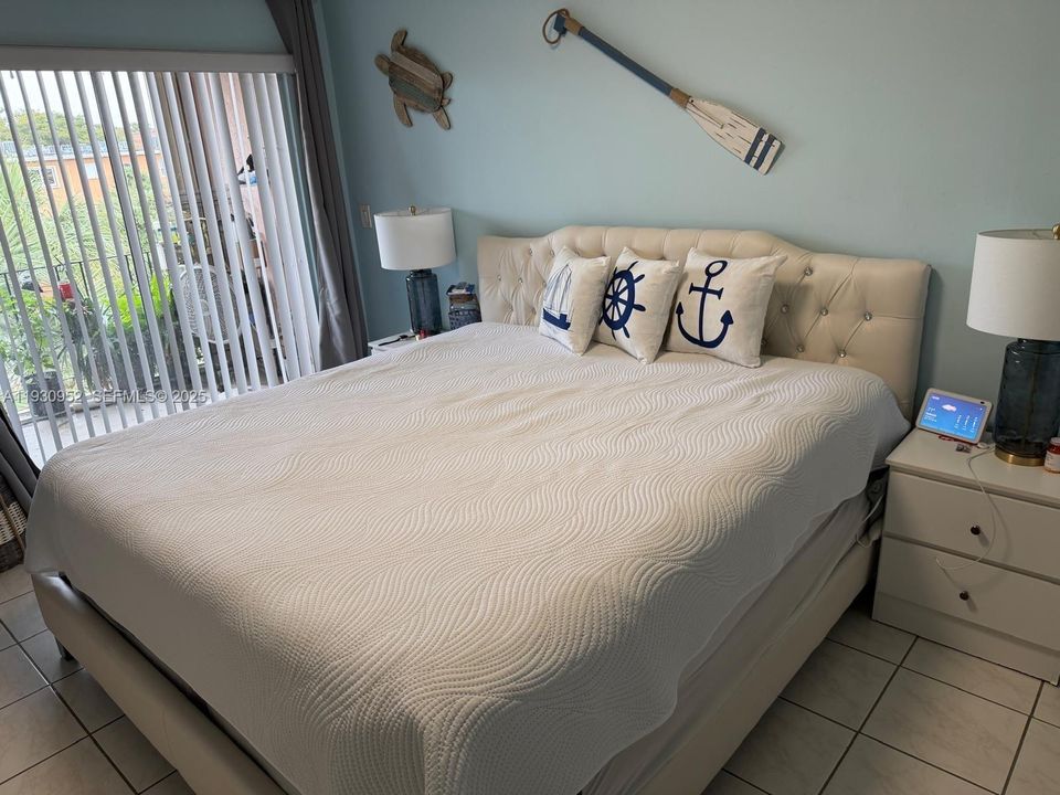 For Rent: $2,200 (2 beds, 1 baths, 955 Square Feet)