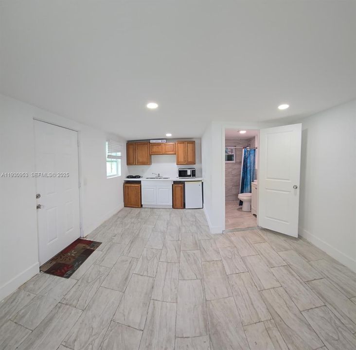 For Rent: $1,100 (0 beds, 1 baths, 400 Square Feet)