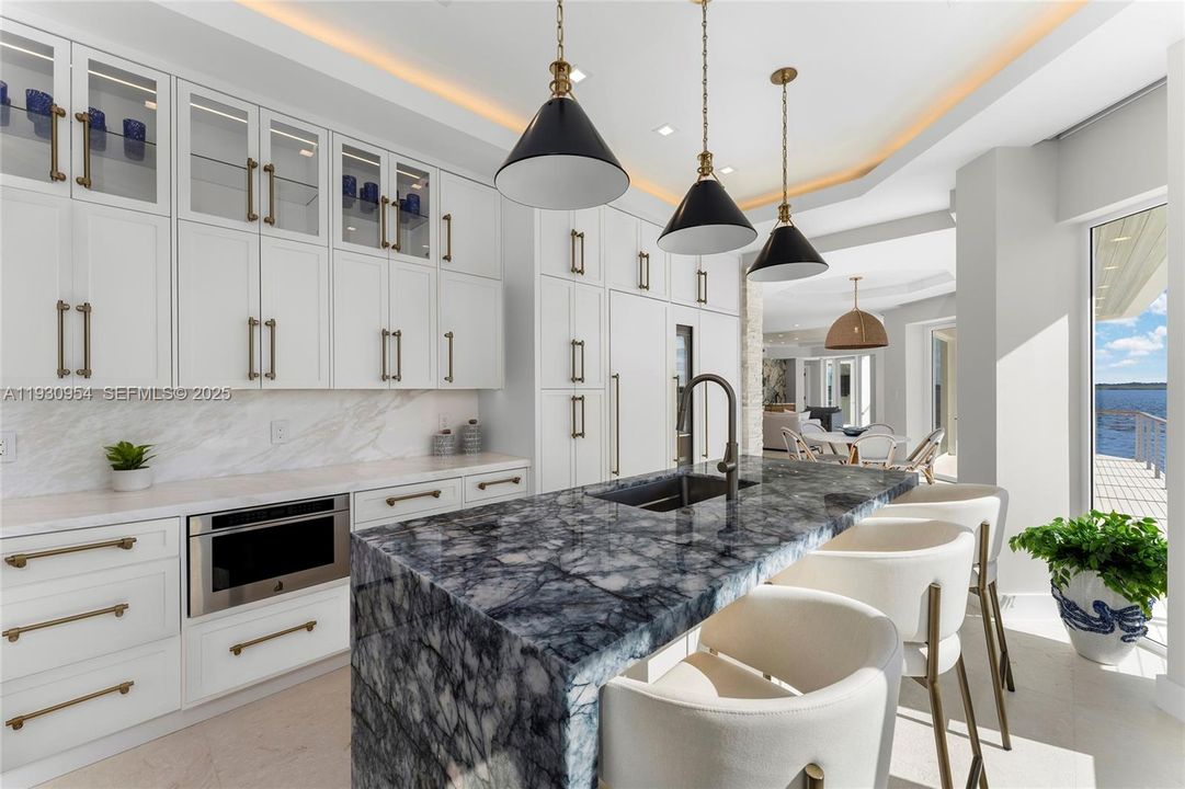 На продажу: $11,380,000 (4 спален, 5 ванн, 3723 Квадратных фут)