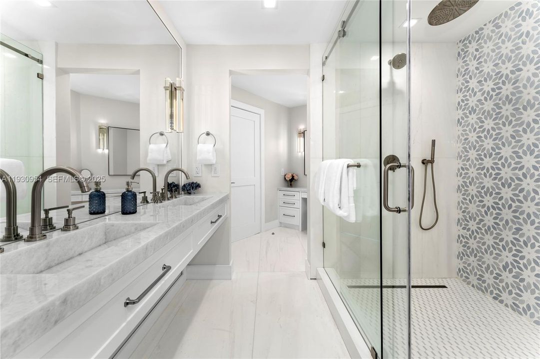 На продажу: $11,380,000 (4 спален, 5 ванн, 3723 Квадратных фут)