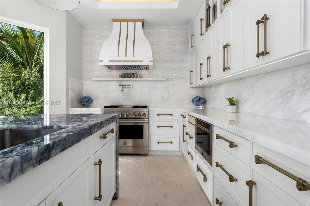 На продажу: $11,380,000 (4 спален, 5 ванн, 3723 Квадратных фут)