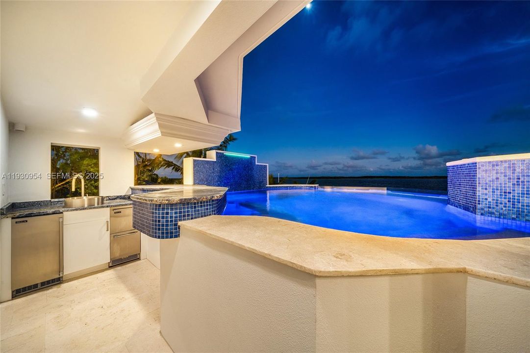 На продажу: $11,380,000 (4 спален, 5 ванн, 3723 Квадратных фут)