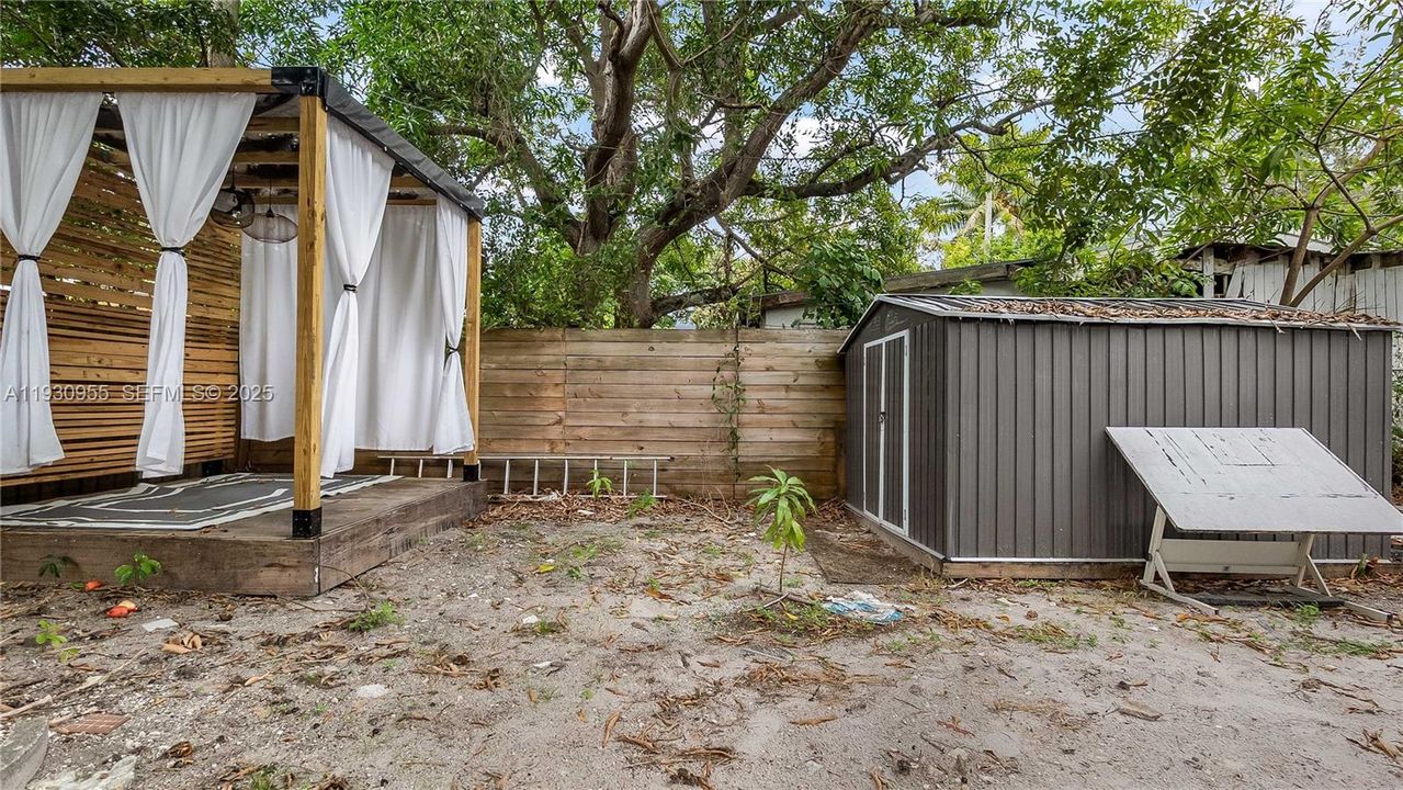 For Sale: $585,000 (4 beds, 2 baths, 1333 Square Feet)