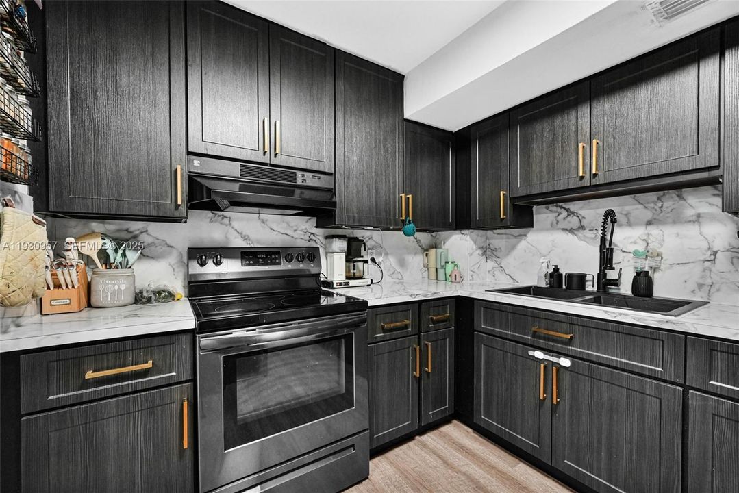 На продажу: $325,000 (2 спален, 2 ванн, 1242 Квадратных фут)