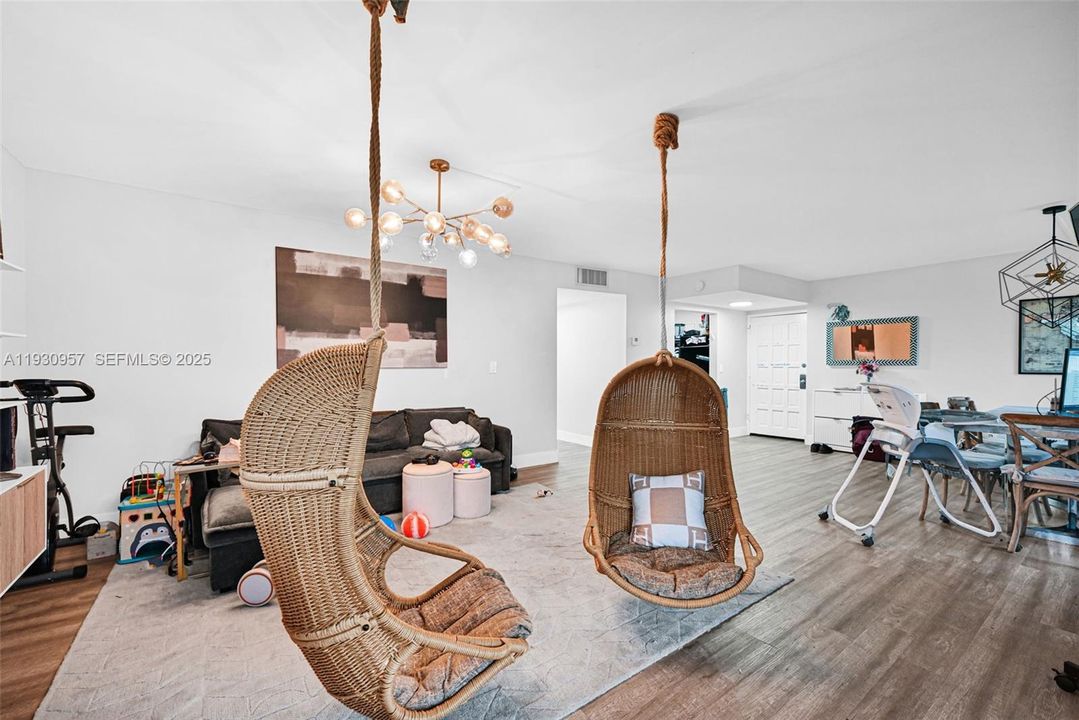 На продажу: $325,000 (2 спален, 2 ванн, 1242 Квадратных фут)