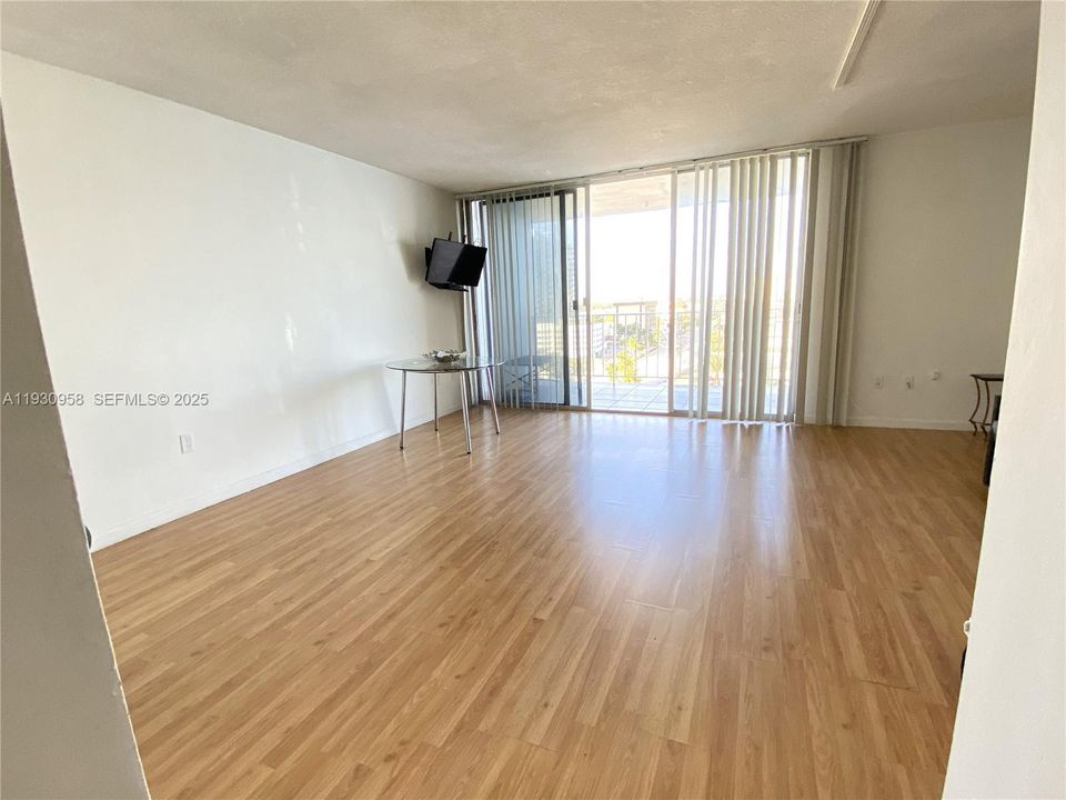 For Sale: $205,000 (0 beds, 1 baths, 577 Square Feet)